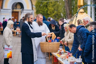 Православные верующие освящают пасхальную трапезу в Петро-Павловском кафедральном соборе