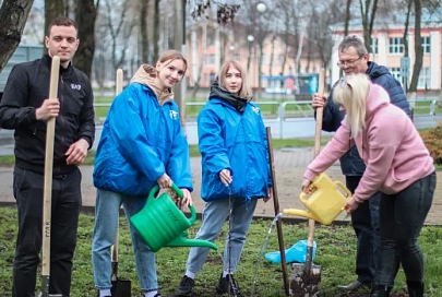 В Ветке молодежь Гомельщины и Могилевщины посадила яблоневый сад в честь 36-й годовщины чернобыльской трагедии