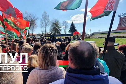 "Надавали Чернобылю, надаем и санкциям". Жители Чечерска подарили Лукашенко икону Георгия Победоносца
