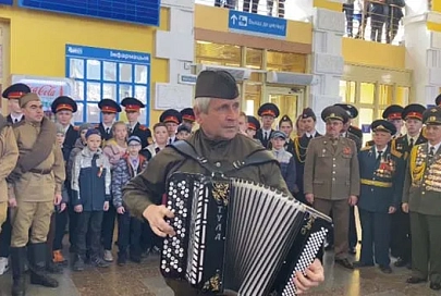 На вокзале в Жлобине ко Дню Победы организовали флешмоб: более 300 человек исполнили песню «Катюша» (видео)