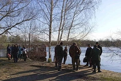 На работу и учебу: в Гомельской области ОСВОД помог людям переправиться через подтопленные участки