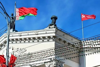 С гордостью за наших славных героев-освободителей. В Гомеле на площади Ленина подняли Знамя Победы