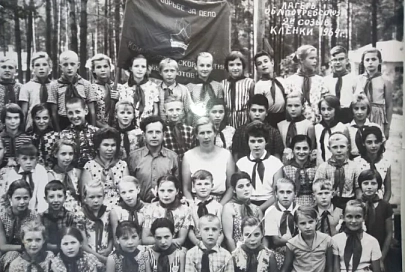 Фото из конверта. В галстуках алых детство шагало…