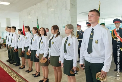 Почему в гомельском аэропорту заиграла живая музыка: военнослужащим отделений пограничного контроля вручили нумераторы-датировщики