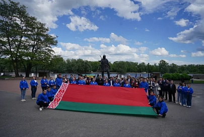 Фоторепортаж: участники форума патриотической молодежи провели в Гомеле флешмоб и возложили цветы