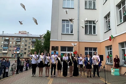 Трогательный вальс и белые голуби: линейка в гомельской школе мира