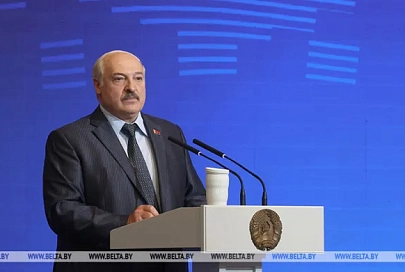Лукашенко: вокруг все полыхает, а мы должны упереться и выстоять