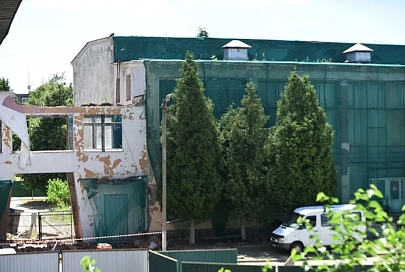 В Гомеле приступили к сносу бассейна «Дельфин»