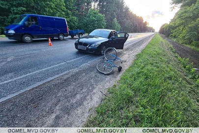 В Речицком районе велосипедистка резко выехала перед движущимся авто и получила серьезные травмы
