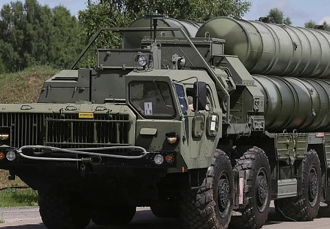 Военнослужащие провели тренировку с зенитно-ракетными комплексами С-400