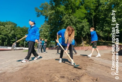 В гомельском парке устраняют последствия урагана, на набережной впервые так много грязи