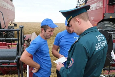 Спасатели на уборочной: в Гомельской области работники МЧС помогают аграриям
