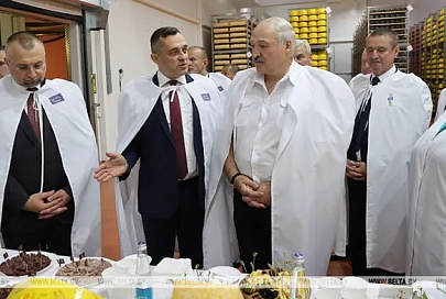 "Очень вкусно. Очень!" Лукашенко ознакомился с производством сыров в Поставах