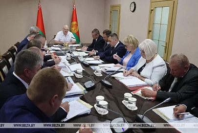 "Даже не жалуйтесь на жесткие решения!" Лукашенко считает, что проблема слабых хозяйств в отсутствии дисциплины