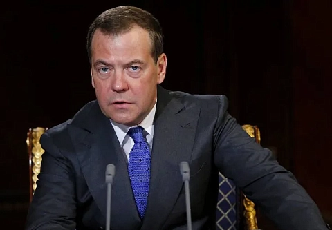 Медведев сравнил слова Зеленского об ответственности для всех граждан России с идеями Гитлера