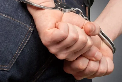 В Речице мужчина украл товары из магазина, а потом угрожал охране шилом