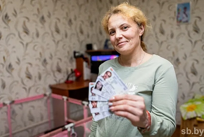 Cемья украинцев накануне Дня народного единства получила белорусские паспорта