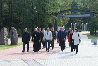 В Светлогорском районе в мемориальном комплексе «Ола» воздали почести павшим и высадили кустарники