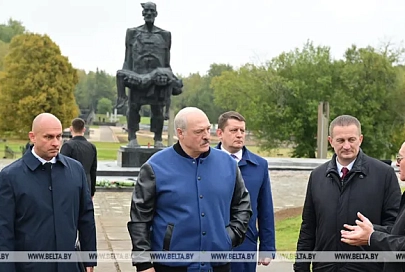Президент в "Хатыни": надо беречь свое, чтобы не быть сожженными в этих сараях