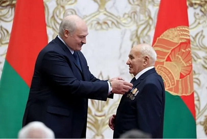 "Родная земля в надежных руках". Лукашенко вручил награды труженикам АПК, среди них есть и представители Гомельщины