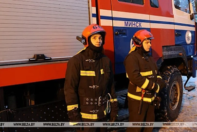 МЧС о версиях пожара в жилом доме в Минске: взрыв газа или вспышка паров легковоспламеняющейся жидкости