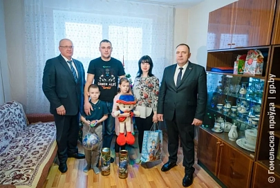 Первый Новый год на новой Родине. Сергей Бартош поздравил семью украинских переселенцев Елисеевых в Новобелице
