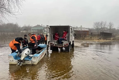 Дороги к деревне Поляновка Ветковского района затопило. На помощь сельчанам пришел Красный Крест