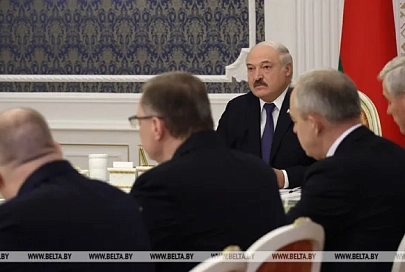 Лукашенко о "калиновцах": Президент Зеленский их на коляске по хоккейной площадке катать не будет