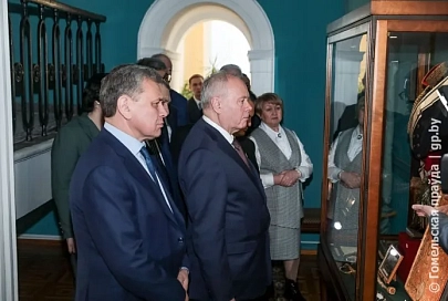 Величие и древность: для зарубежных гостей организовали экскурсию по дворцово-парковому ансамблю