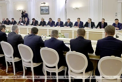 Лукашенко поручил журналистам встряхнуть КГК и правительство по вопросу зарплат "великих" деятелей в торговле