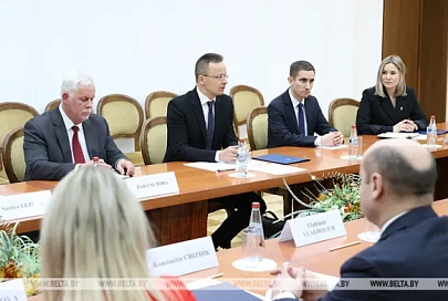Глава МИД Венгрии: надо не поставлять оружие в Украину, а предпринимать шаги для окончания войны