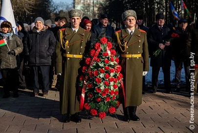Праздник, овеянный мужеством: в Гомеле возложили цветы и венки к Кургану Славы