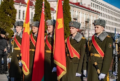 Пусть мир не покинет нашу землю. Гомельчане отдали дань уважения защитникам Отечества у Вечного огня