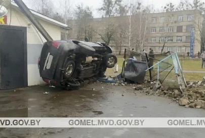 В Речице нетрезвый водитель врезался в опору линии элетропередач, забор и здание шиномонтажа одновременно