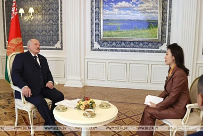 Лукашенко: сейчас уникальный момент, чтобы остановить конфликт в Украине, пока Россия не поставила экономику на военные рельсы