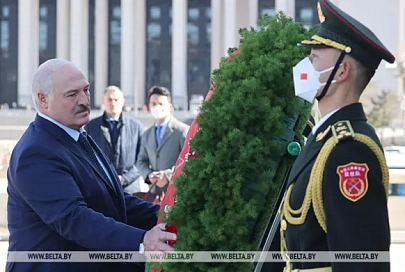 Лукашенко в Пекине возложил венок к Памятнику народным героям