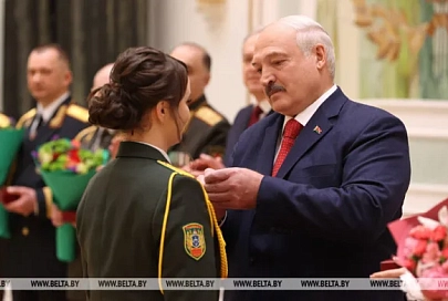 Лукашенко вручил госнаграды и генеральские погоны