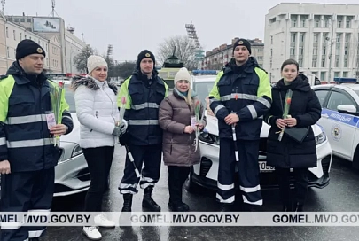 Цветочный сюрприз на дороге - под таким лозунгом сотрудники ГАИ провели поздравительную акцию