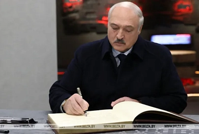 "Увиденное потрясает". Лукашенко оставил запись после посещения музея в Хатыни