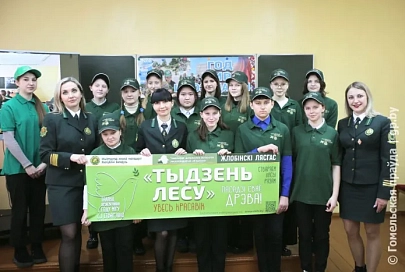 В Жлобинском районе члены волонтерского отряда школьного лесничества «Зеленый дозор» сажают деревья и делают родной город чистым