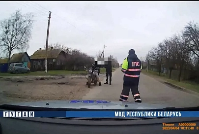 В Речице сотрудники ГАИ остановили бесправного мотоциклиста с 13-летним пассажиром