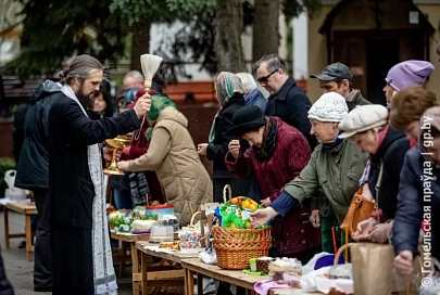 Фотофакт. Гомельчане освящают куличи и яйца в cоборе Петра и Павла