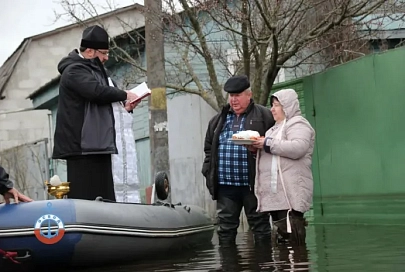 Работники ОСВОД на лодках доставили священника к затопленному Монастырьку 
