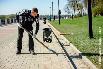 Фотофакт: работники облисполкома вышли на республиканский субботник