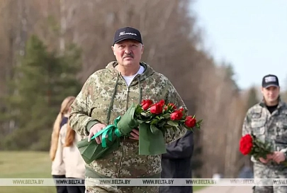 "Каждый год надо привносить изюминку". Лукашенко на субботнике трудился в мемориальном комплексе "Хатынь"