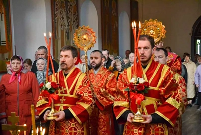 В день Радоницы в Никольском мужском монастыре провели Божественную литургию