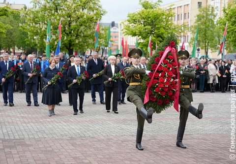Фотофакт: митинг, посвященный 78-летию Великой Победы, собрал в Калинковичах представителей всех поколений 