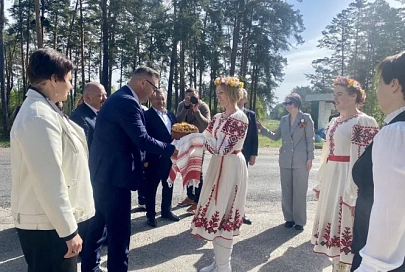 Федерация профсоюзов Беларуси посетила Наровлянский район с подарками, наградами и концертом