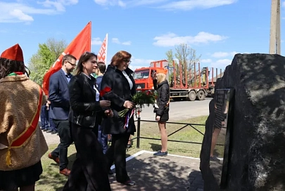 Временный Поверенный в делах Словацкой Республики в Республике Беларусь Катарина Жакова приняла участие в Минуте Памяти у памятного знака Герою Советского Союза Яну Налепке в Ельске