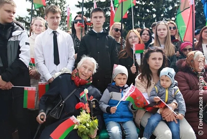 Сотни мозырян собрались на Кургане Славы, чтобы почтить память героев-освободителей. Фоторепортаж